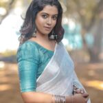 Roshini Haripriyan Instagram - நிலா 🤍 Beautiful saree from @sarina.theboutique photography @raghul_raghupathy Cinimatography @sinty_boy Mua @abhirami_mua Hairdo @vichuhairstylist Blouse @usabridalstudio #cookwithcomali #cookwithcomali3 #roshniharipriyan #roshni #sareelove Chennai, India