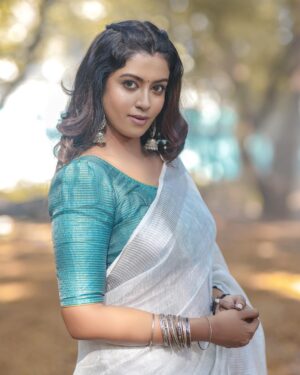 Roshini Haripriyan Instagram - நிலா 🤍

Beautiful saree from @sarina.theboutique 
photography  @raghul_raghupathy
Cinimatography @sinty_boy
Mua @abhirami_mua
Hairdo  @vichuhairstylist 
Blouse @usabridalstudio

#cookwithcomali #cookwithcomali3
#roshniharipriyan #roshni #sareelove