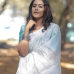 Roshini Haripriyan Instagram - நிலா 🤍 Beautiful saree from @sarina.theboutique photography @raghul_raghupathy Cinimatography @sinty_boy Mua @abhirami_mua Hairdo @vichuhairstylist Blouse @usabridalstudio #cookwithcomali #cookwithcomali3 #roshniharipriyan #roshni #sareelove Chennai, India