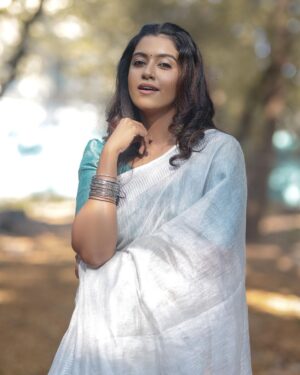 Roshini Haripriyan Instagram - நிலா 🤍

Beautiful saree from @sarina.theboutique 
photography  @raghul_raghupathy
Cinimatography @sinty_boy
Mua @abhirami_mua
Hairdo  @vichuhairstylist 
Blouse @usabridalstudio

#cookwithcomali #cookwithcomali3
#roshniharipriyan #roshni #sareelove