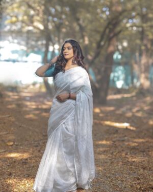 Roshini Haripriyan Instagram - நிலா 🤍

Beautiful saree from @sarina.theboutique 
photography  @raghul_raghupathy
Cinimatography @sinty_boy
Mua @abhirami_mua
Hairdo  @vichuhairstylist 
Blouse @usabridalstudio

#cookwithcomali #cookwithcomali3
#roshniharipriyan #roshni #sareelove