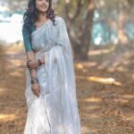 Roshini Haripriyan Instagram - நிலா 🤍 Beautiful saree from @sarina.theboutique photography @raghul_raghupathy Cinimatography @sinty_boy Mua @abhirami_mua Hairdo @vichuhairstylist Blouse @usabridalstudio #cookwithcomali #cookwithcomali3 #roshniharipriyan #roshni #sareelove Chennai, India