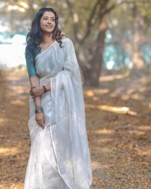 Roshini Haripriyan Instagram - நிலா 🤍

Beautiful saree from @sarina.theboutique 
photography  @raghul_raghupathy
Cinimatography @sinty_boy
Mua @abhirami_mua
Hairdo  @vichuhairstylist 
Blouse @usabridalstudio

#cookwithcomali #cookwithcomali3
#roshniharipriyan #roshni #sareelove