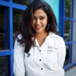 Roshini Haripriyan Instagram - Girl boss 🤍 Outfit @thestitches.in #cookwithcomali3 #cookwithcomali #roshni #roshniharipriyan