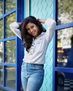 Roshini Haripriyan Instagram - Girl boss 🤍

Outfit @thestitches.in 

#cookwithcomali3 #cookwithcomali #roshni #roshniharipriyan