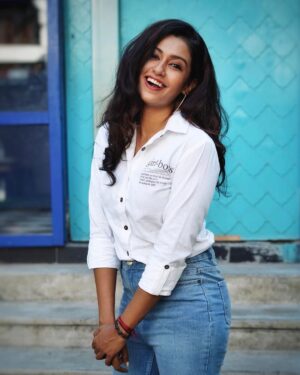 Roshini Haripriyan Instagram - Girl boss 🤍

Outfit @thestitches.in 

#cookwithcomali3 #cookwithcomali #roshni #roshniharipriyan