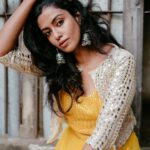 Roshini Haripriyan Instagram - 💛🌻 📷 @mickey__creations 👗 @deepoodesigners.in #roshniharipriyan #love #happy #reels