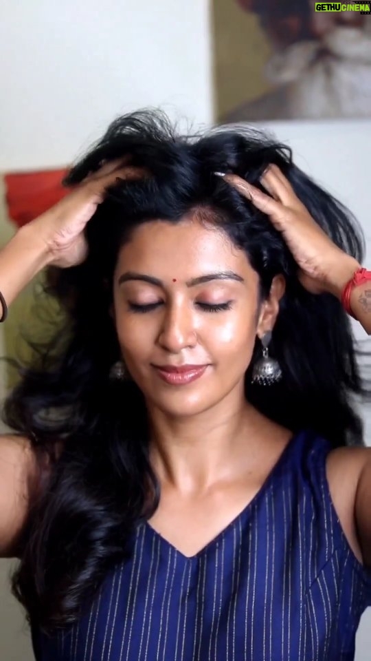 Roshini Haripriyan Instagram - Super excited to tell you that Parachute Advansed Sampoorna hair oil is finally here to complete your hair care routine! Experience the sheer goodness of this hair oil that gives your hair the extra care it needs with the power of coconut and 5 special herbs - hibiscus, amla, aloe vera, methi and curry leaves. My hair now feels healthier! You guys should definitely try this and thank me later! Now available at your nearest store and on Amazon for purchase! So, what are you waiting for? Visit and shop now! #ParachuteAdvansedSampoorna #HairOil #ParachuteAdvansedSampoornaHairOil #ParachuteAdvansed #Haircare #beauty #selfcare #beautifulhair #hairroutine #goodhairday #collaboration