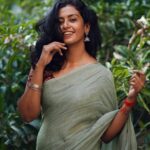 Roshini Haripriyan Instagram - Kaadhal Rathiye♥️ 📷 @aiisxhwar 👗 @mathugai_handlooms #roshniharipriyan Chennai, India