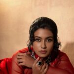Roshini Haripriyan Instagram - Like a blazing ember, red whispers tales of ardor, courage, and the pulsating rhythm of life’s vibrant journey. ♥️ Photographer @photosbymandee Mua @noormakeup_mehndi Stying @joshua_maxwel1 Jewelry @jewelhub_chennai Makeup assist @jeni_mehandi_7 Photography Team @bharathi_saminathan @views.of.vasanth @manikanda.e #happynewyear #roshniharipriyan