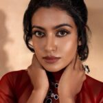 Roshini Haripriyan Instagram - Like a blazing ember, red whispers tales of ardor, courage, and the pulsating rhythm of life’s vibrant journey. ♥️ Photographer @photosbymandee Mua @noormakeup_mehndi Stying @joshua_maxwel1 Jewelry @jewelhub_chennai Makeup assist @jeni_mehandi_7 Photography Team @bharathi_saminathan @views.of.vasanth @manikanda.e #happynewyear #roshniharipriyan