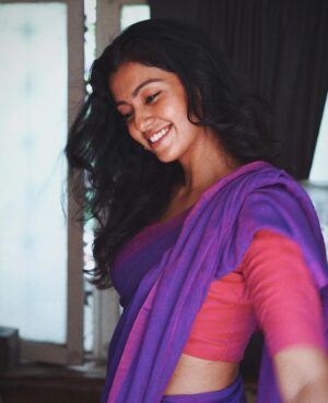 Roshini Haripriyan Instagram - Less perfection
more authenticity 
🤍

#roshniharipriyan #throwback #saree