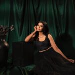 Roshini Haripriyan Instagram - All that glitters 🤍🖤 styled by: @ishwaryaalaguvel outfit: @stephinlalanofficial photographer: @murlee_photography makeup: @glittersbytabbu hairdo: @looks_abi_create Jewellery @fineshinejewels Photography team @vignesh_venkadesan @prathiwilliams89 studio space: @istills_studio #roshniharipriyan #black