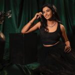 Roshini Haripriyan Instagram - All that glitters 🤍🖤 styled by: @ishwaryaalaguvel outfit: @stephinlalanofficial photographer: @murlee_photography makeup: @glittersbytabbu hairdo: @looks_abi_create Jewellery @fineshinejewels Photography team @vignesh_venkadesan @prathiwilliams89 studio space: @istills_studio #roshniharipriyan #black