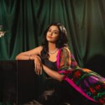 Roshini Haripriyan Instagram - All that glitters 🤍🖤 styled by: @ishwaryaalaguvel outfit: @stephinlalanofficial photographer: @murlee_photography makeup: @glittersbytabbu hairdo: @looks_abi_create Jewellery @fineshinejewels Photography team @vignesh_venkadesan @prathiwilliams89 studio space: @istills_studio #roshniharipriyan #black