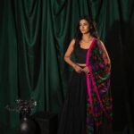 Roshini Haripriyan Instagram - All that glitters 🤍🖤 styled by: @ishwaryaalaguvel outfit: @stephinlalanofficial photographer: @murlee_photography makeup: @glittersbytabbu hairdo: @looks_abi_create Jewellery @fineshinejewels Photography team @vignesh_venkadesan @prathiwilliams89 studio space: @istills_studio #roshniharipriyan #black