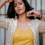 Roshini Haripriyan Instagram - 💛🌻 📷 @mickey__creations 👗 @deepoodesigners.in #roshniharipriyan #love #happy #reels