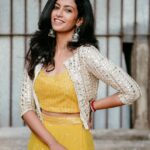 Roshini Haripriyan Instagram - 💛🌻 📷 @mickey__creations 👗 @deepoodesigners.in #roshniharipriyan #love #happy #reels