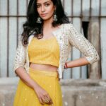 Roshini Haripriyan Instagram - 💛🌻 📷 @mickey__creations 👗 @deepoodesigners.in #roshniharipriyan #love #happy #reels