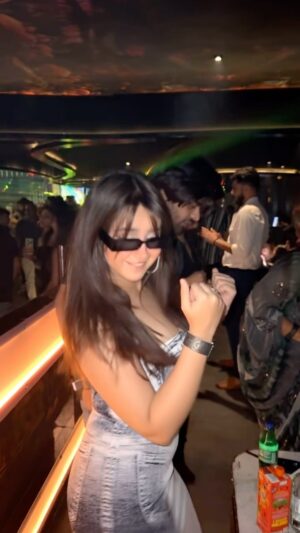 Roshni Walia Instagram - 🤪
.
.
.
.
.
#reels #explore #dance #roshniwalia #trending #foryou 🔚