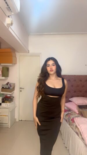 Roshni Walia Instagram - Ignore the mess wait I’m the mess 🤪
#messyroom 
.
.
.
.
.
#reels #instagram #punjabi #look #grwm #messyroom 🔚