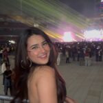 Roshni Walia Instagram - The only video I have of me enjoying the concert Guys it was sooooo hottttttt 🥲 . . . . #50cents #mumbai #india #explore #foryou #instagram #trending #indaclub #finallaptour #roshniwalia #concert #rap #hiphop 🔚