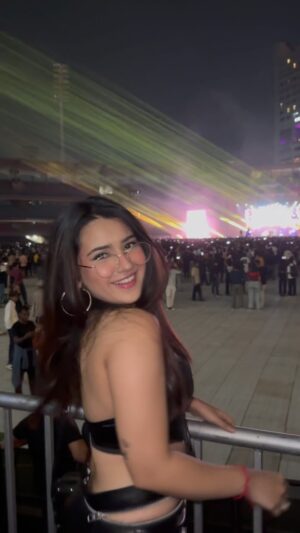 Roshni Walia Instagram - The only video I have of me enjoying the concert 
Guys it was sooooo hottttttt 🥲
.
.
.
.
#50cents #mumbai #india #explore #foryou #instagram #trending #indaclub #finallaptour #roshniwalia #concert #rap #hiphop 🔚