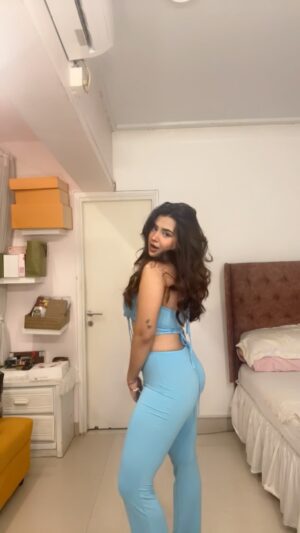 Roshni Walia Instagram - Tv pe gaane laga ke ready hone ki vibe alag hai 🤪
.
.
.
.
.
#hasshass #sia #diljitdosanjh #punjabi #roshniwalia #cute #dance #trending #explore #foryou 🔚