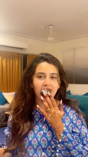 Roshni Walia Instagram - I just love eating cakes🥹🤪
Ps - @sunanda_ss I love the song !! 
.
.
.
.
#punjabi 
#reels #instagram #cake #sweet #funny #roshniwalia #sunandasharma #trending 🔚
