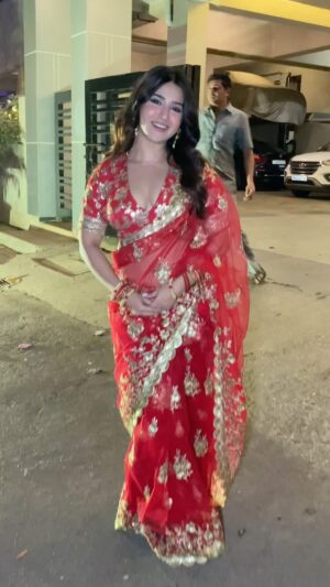 Roshni Walia Instagram - Viral hogayi toh maine Socha main bhi post kardeti hoon 🤪