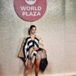 Roshni Walia Instagram - What a beautiful night 🤍 . . . . #jioworldplaza #luxury #roshniwalia #fashionshow #burberry #manishmalhotra #manishmalhotraworld 🔚 Jio World Plaza