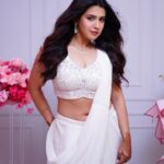 Roshni Walia Instagram - Just gotta call my self Mombattiye 🕯️ 🤍 . . . . . . #roshniwalia #white #saree #mombattiye #fashion #ootd 🔚 India