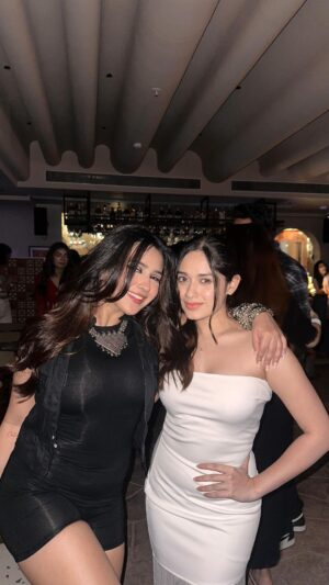 Roshni Walia Instagram - Tag your bestie 🤪
.
.
.
.
#reels #bestfriends #relatable #bffs #explore #roshniwalia #jannatzubair #instagram #foryou 🔚