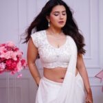 Roshni Walia Instagram - Just gotta call my self Mombattiye 🕯️ 🤍 . . . . . . #roshniwalia #white #saree #mombattiye #fashion #ootd 🔚 India