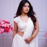 Roshni Walia Instagram - Just gotta call my self Mombattiye 🕯️ 🤍 . . . . . . #roshniwalia #white #saree #mombattiye #fashion #ootd 🔚 India