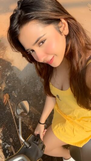 Roshni Walia Instagram - Main our meri scooty 🚴

.
.
.

.
.
#explore #roshniwalia #shikshakshok #foryou #scooty #trending 🔚