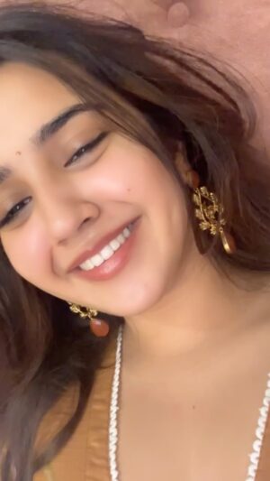 Roshni Walia Instagram - Connection important hai! 
.
.
.
.
#roshniwalia #explore #foryou #funny #trending #nomakeup 🔚