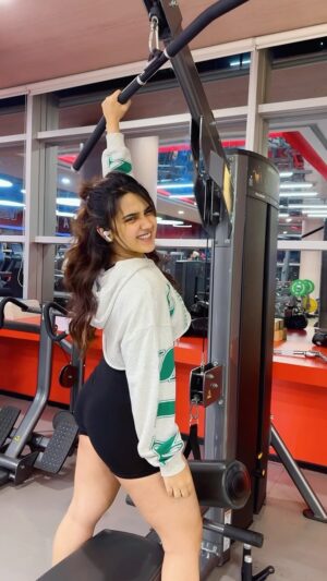 Roshni Walia Instagram - Me at the gym 
Honestly !!!!
.
:
.
.
#reels #explore #shubh #roshniwalia #trending #backday #foryou #punjabi 🔚
