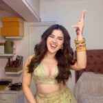 Roshni Walia Instagram - I love this vibe ❤️🤪 Ps - what a songggggg @gippygrewal 🫰 . . . . #roshniwalia #explore #punjabi #trending #gippygrewal #foryou #grwm 🔚 India