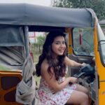 Roshni Walia Instagram - Chale ? . . . . . #roshniwalia #auto #rickshaw #explore #foryou #funny #onset #bts 🔚