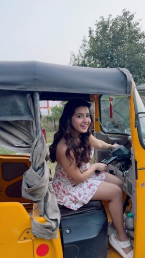 Roshni Walia Instagram - Chale ? 
.
.
.
.
.
#roshniwalia #auto #rickshaw #explore #foryou #funny #onset #bts 🔚