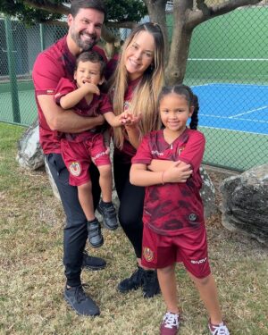 Roxana Díaz Instagram - Nuestro Domingo ❤️❤️❤️❤️❤️❤️❤️❤️
.
.
Nuestras franelas son de @rmsportshop 
.
Amé a mi #Erik en el último vídeo 😍😍😍😍😍😍
.
#domingo #love #familia #vimotinto #tengofe