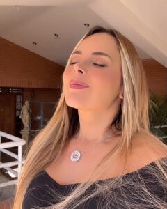 Roxana Díaz Instagram - Buenas tardes... hermoso día martes... el corre corre del dia, los compromisos, las reuniones, el tráfico, los pagos, la presión.... Tomate un tiempo para respirar y llenarte de paz, de tranquilidad para poder seguir... . No todo es prisa, respira y sigue... Los quiero.... . #love #martes #live #respirar #calma Caracas, D.F., Venezuela