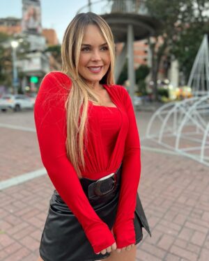 Roxana Díaz Instagram - Les regalo foticos desde #lasmercedes ....
La tarde estaba bellísima....
Cual te gusta más? 
Y la última foto con mi fotógrafo 😍😍😍😍😍
.
Mi look es de @kashiclothing1 
.
#tarde #picoftheday #pic #fotografia #hermosatarde