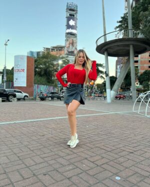 Roxana Díaz Instagram - Les regalo foticos desde #lasmercedes ....
La tarde estaba bellísima....
Cual te gusta más? 
Y la última foto con mi fotógrafo 😍😍😍😍😍
.
Mi look es de @kashiclothing1 
.
#tarde #picoftheday #pic #fotografia #hermosatarde