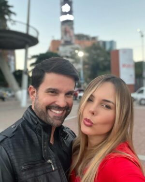 Roxana Díaz Instagram - Les regalo foticos desde #lasmercedes ....
La tarde estaba bellísima....
Cual te gusta más? 
Y la última foto con mi fotógrafo 😍😍😍😍😍
.
Mi look es de @kashiclothing1 
.
#tarde #picoftheday #pic #fotografia #hermosatarde