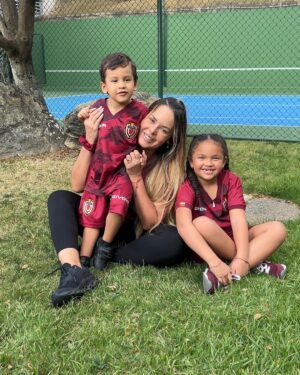 Roxana Díaz Instagram - Nuestro Domingo ❤️❤️❤️❤️❤️❤️❤️❤️
.
.
Nuestras franelas son de @rmsportshop 
.
Amé a mi #Erik en el último vídeo 😍😍😍😍😍😍
.
#domingo #love #familia #vimotinto #tengofe