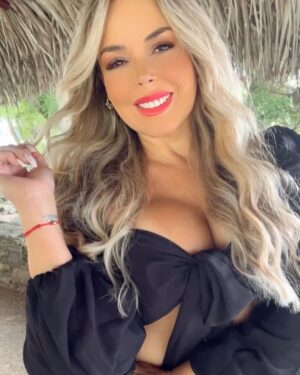 Roxana Díaz Instagram - El amor es tan importante en nuestra vida! Amor por el prójimo, por tus padres, por tus hijos, tu pareja, tus amigos, hermanos,por tu labor día a día, amor por la vida simplemente amor ❤️ 
Tambien tengo amor por ustedes.... Gracias por estar allí siempre apoyándome en cada paso que doy❤️
.

GRACIAS ✨✨✨✨✨✨✨
.
Feliz día del espíritu de la Natividad 🙏