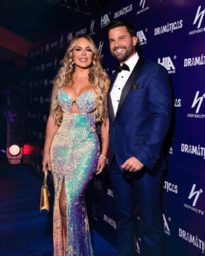 Roxana Díaz Instagram - Este dúo se las trae jejejejjejejejee.... 
Entre los dos construimos nuestro mundo, somos un gran equipo, equipo para amar, equipo para criar, equipo para vivir🥰
Es muy importante amarse y respetarse pero el apoyo y el trabajo en equipo hacen un complemento de oro....
Te amo mi @carlosghaydon  Dios te cuide siempre❤️
.
#equipo #love #couple #married #compañeros #amantes #amigos