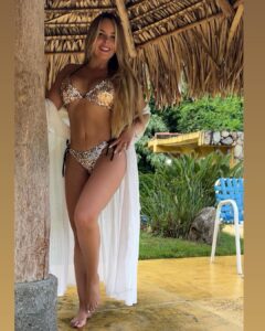 Roxana Díaz Instagram - Elijo rodearme de personas que suman, de humanos transparentes, de almas de noble corazón, de caras que no fingen, de bocas que no mienten, de cabezas pensantes, de amigos que abrazan con sinceridad, bondad y amor. . Elige, declara lo que deseas, disfruta tu momento presente 🫶🫶🫶🫶 . Les regalo estas foticos de viernes de trabajo.... . Grabando contenido para @resincavzla 🤩 . #love #declara #vive #corazon #alma #amigos #sinceridad #bondad Valencia, Estado Carabobo, Venezuela